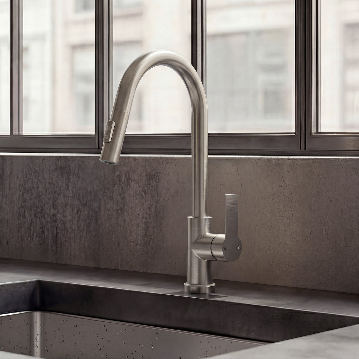 Single-Handle Pull-Down Kitchen Faucet With Dual Spray Modes