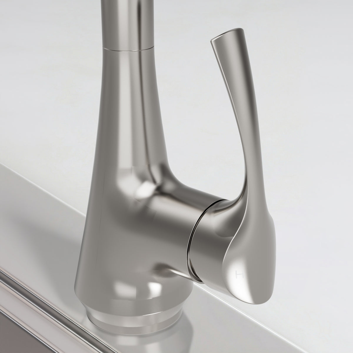 Single-Handle Pull-Down Kitchen Faucet With Dual Spray Modes