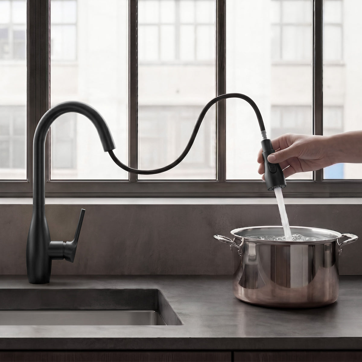 Single-Handle Pull-Down Kitchen Faucet With Dual Spray Modes