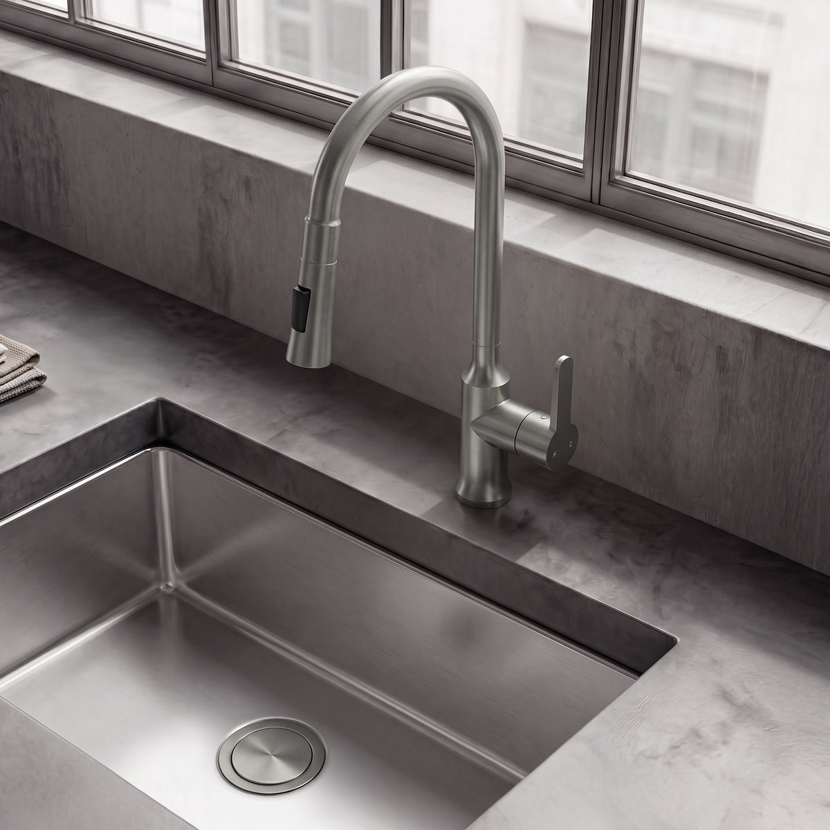 Single-Handle Pull-Down Kitchen Faucet With Dual Spray Modes