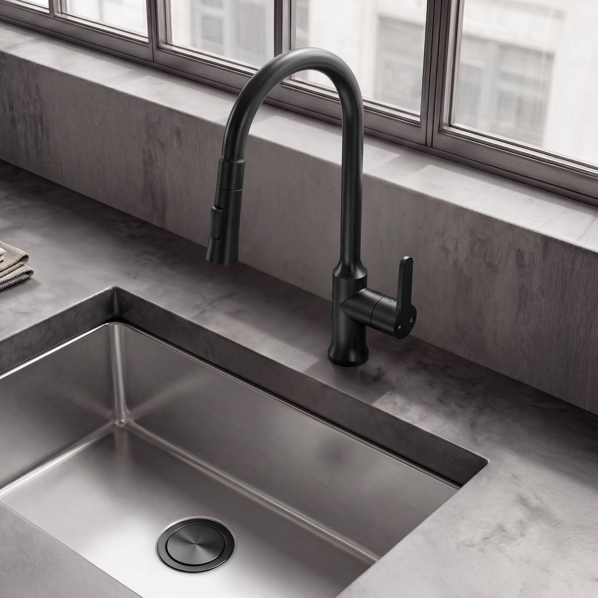 Single-Handle Pull-Down Kitchen Faucet With Dual Spray Modes