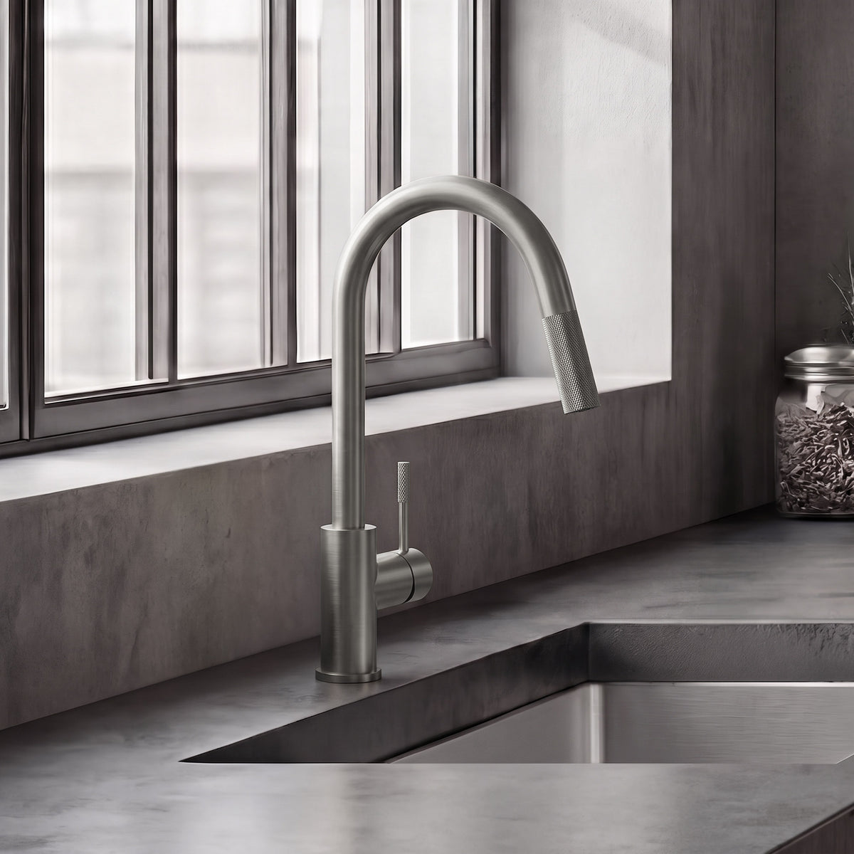 Single-Handle Pull-Down Kitchen Faucet With Dual Spray Modes