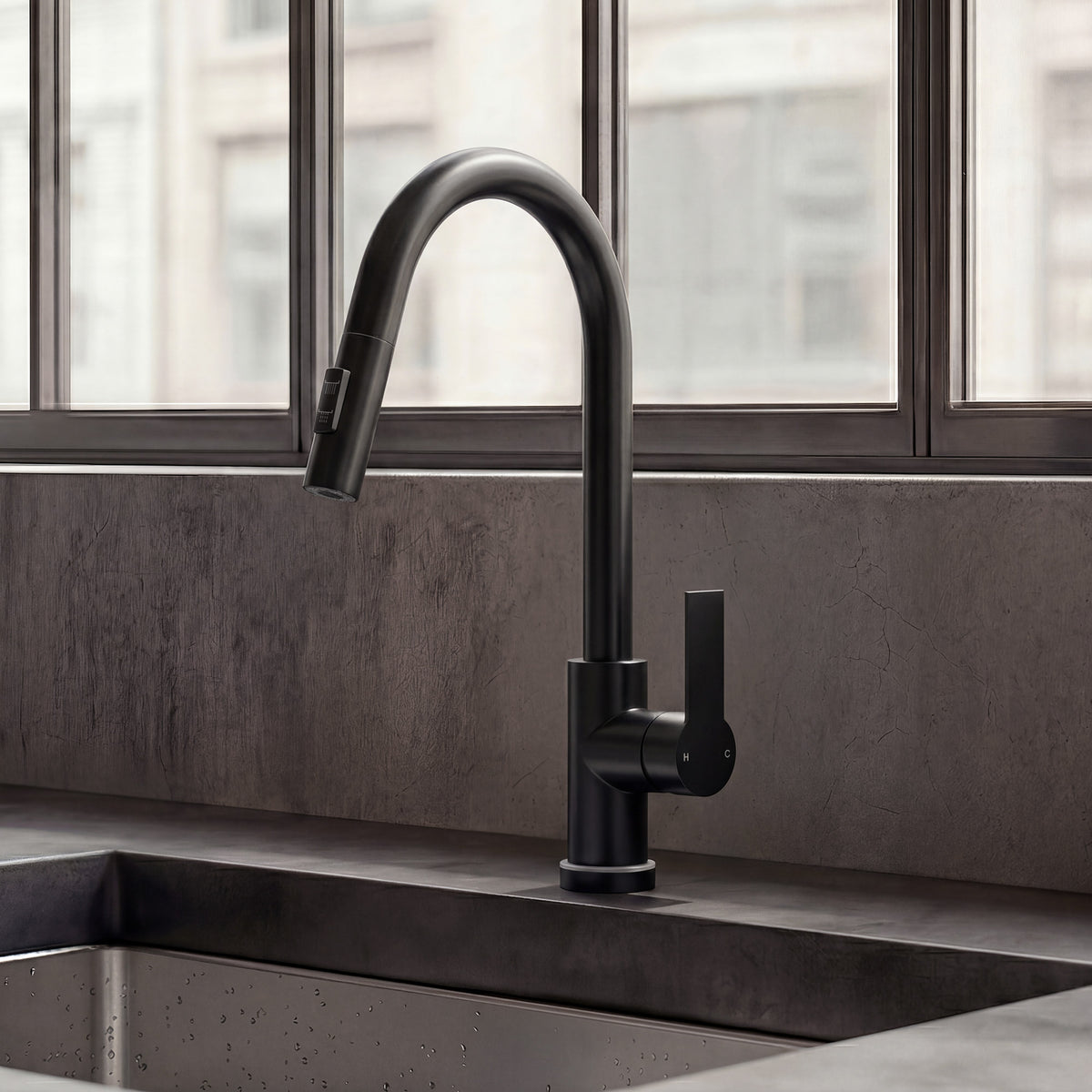 Single-Handle Pull-Down Kitchen Faucet With Dual Spray Modes