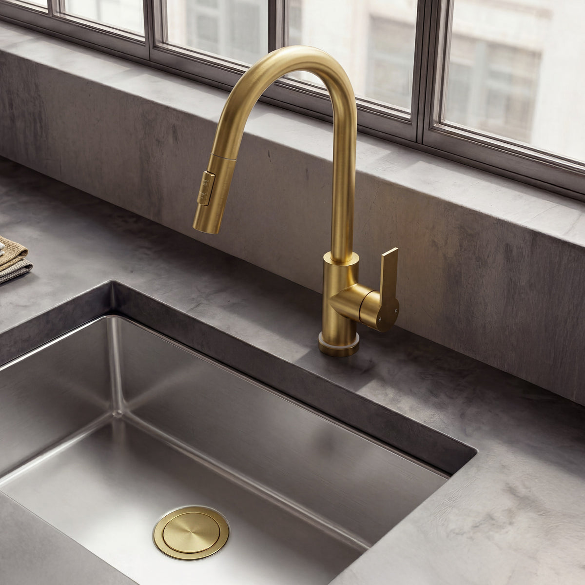 Single-Handle Pull-Down Kitchen Faucet With Dual Spray Modes