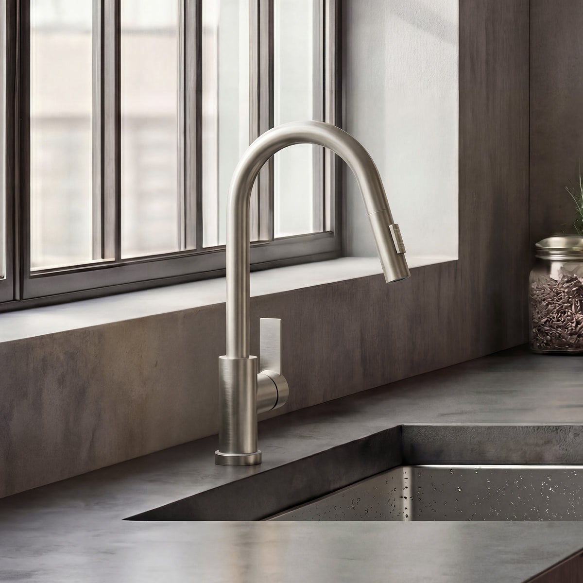 Single-Handle Pull-Down Kitchen Faucet With Dual Spray Modes