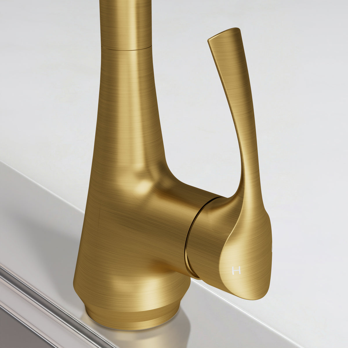 Single-Handle Pull-Down Kitchen Faucet With Dual Spray Modes