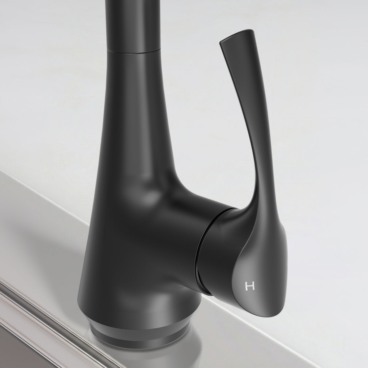 Single-Handle Pull-Down Kitchen Faucet With Dual Spray Modes