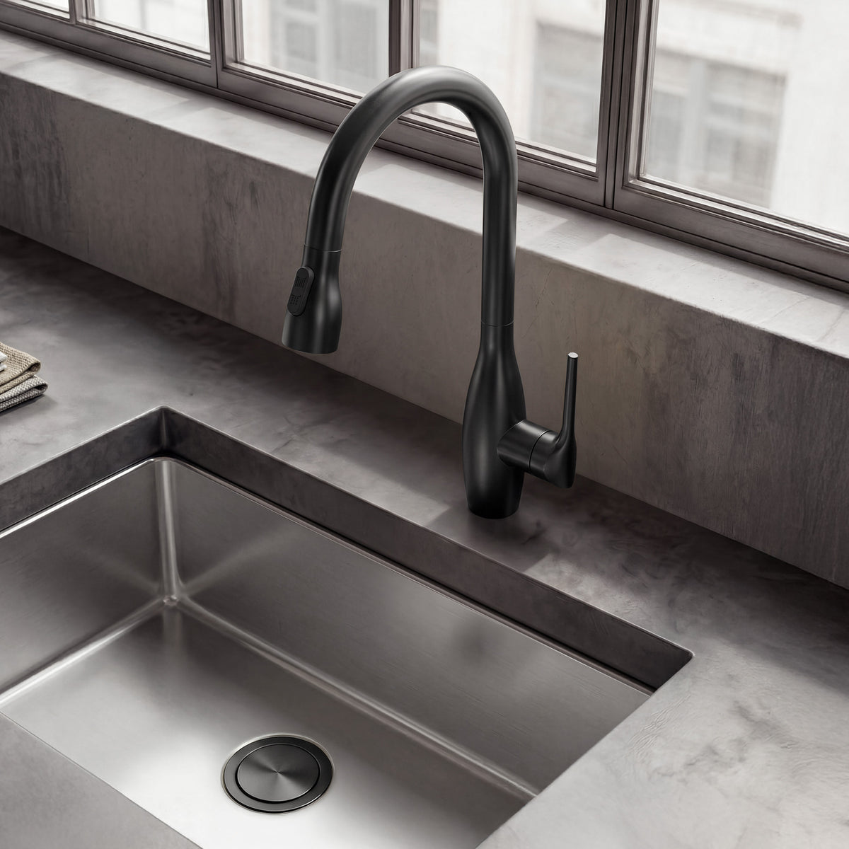 Single-Handle Pull-Down Kitchen Faucet With Dual Spray Modes