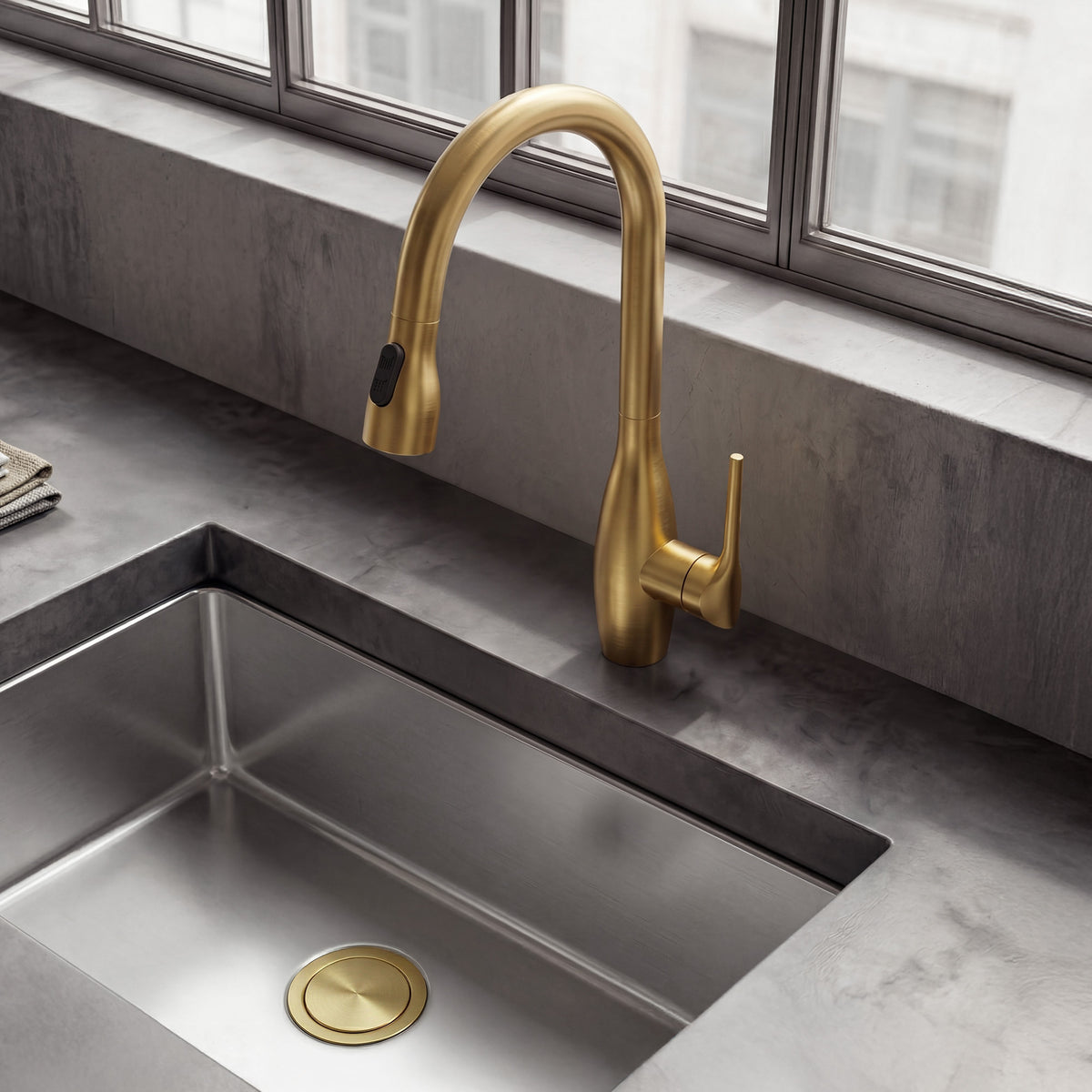 Single-Handle Pull-Down Kitchen Faucet With Dual Spray Modes