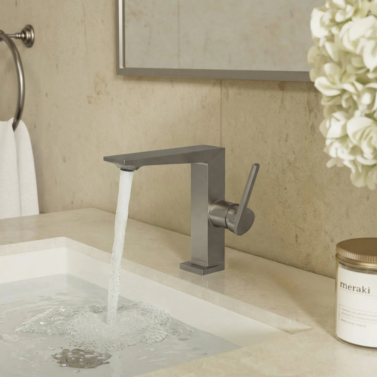 Single-Handle Bathroom Sink Faucet With Pop-Up Drain