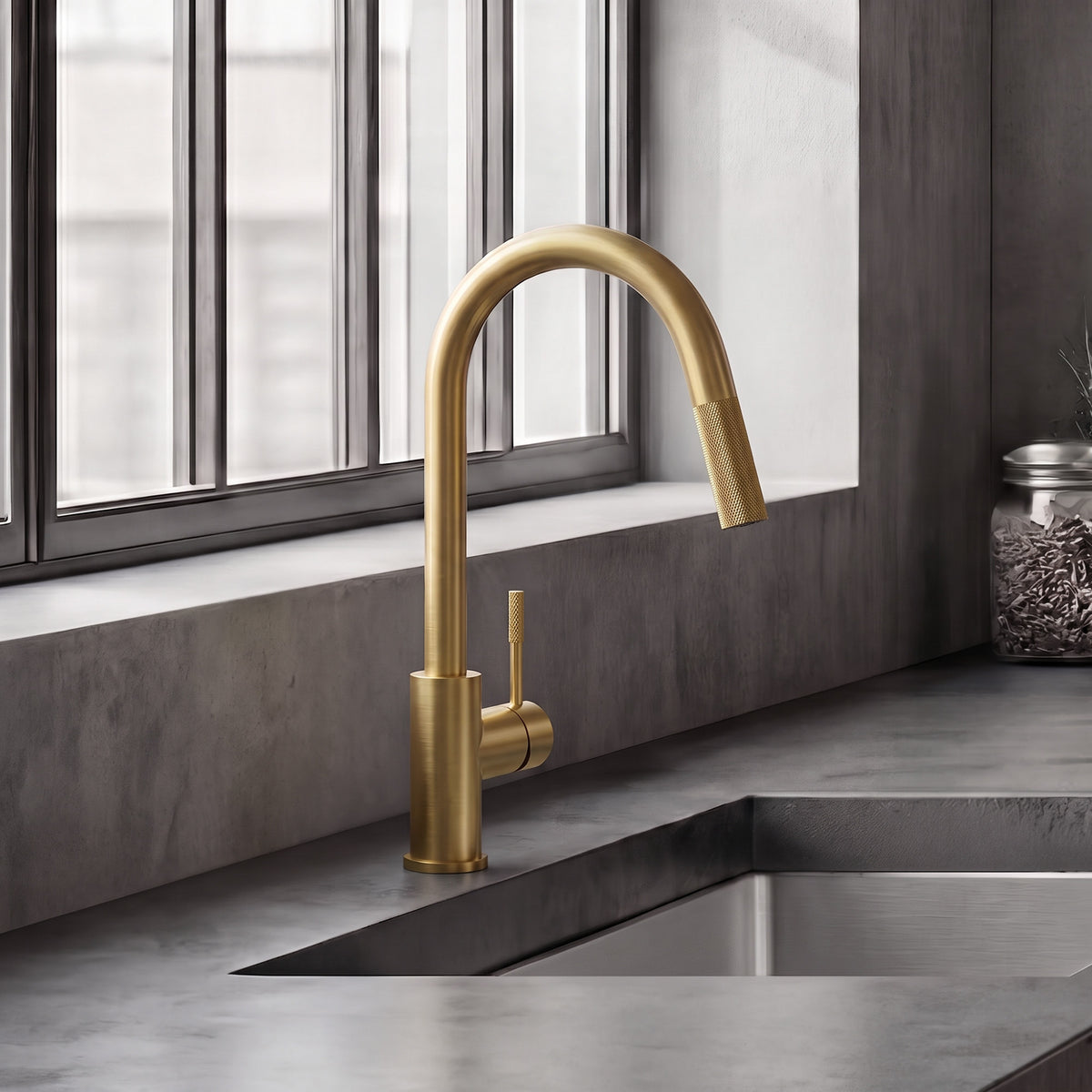 Single-Handle Pull-Down Kitchen Faucet With Dual Spray Modes